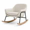 Mecedora de tela bouclé beige con estructura de metal y base de madera