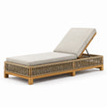 Tumbona de madera con mimbre sintético y cojín en beige